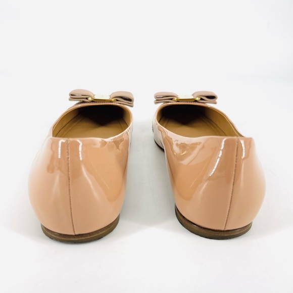 Salvatore Ferragamo Varina Patent Leather Flats 8 Nude Beige Gold Bow Preppy - Picture 6 of 16